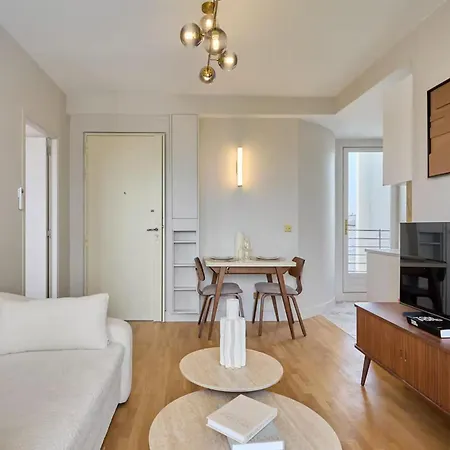 Апартаменты Charming In Beaubourg - Le Marais *